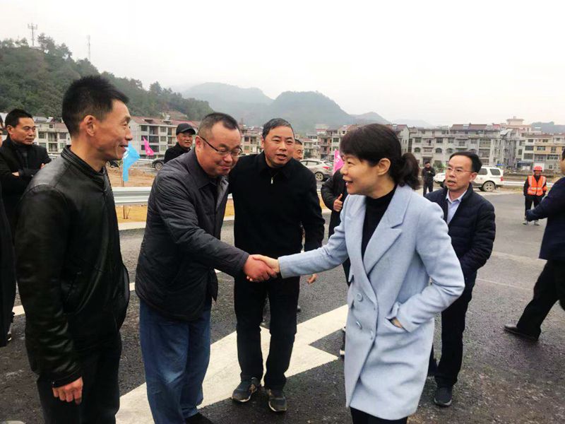 磐安县县长金艳亲切与施工单位路桥工程公司副总曹刚握手并致祝贺